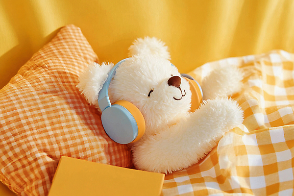 JPG 편집이미지 베개 휴식 미소 사람없음 햇빛 노란색 헤드폰 곰인형 이불 체크무늬 낮잠 오후 편집실사 AI컴퓨터그래픽 AI콘텐츠 인형 컬러 음향기기 컨셉 무늬 침구 표정 태양 잠 CG 파일형식