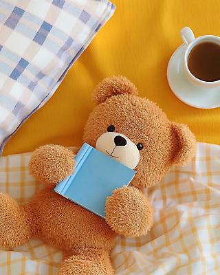 JPG 편집이미지 베개 휴식 미소 들기 사람없음 책 곰인형 커피잔 체크무늬 오후 편집실사 AI컴퓨터그래픽 AI콘텐츠 커피 인형 컨셉 무늬 침구 모션 잔 표정 CG 파일형식