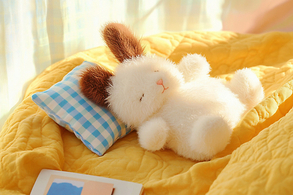 JPG 편집이미지 베개 휴식 사람없음 햇빛 노란색 이불 낮잠 토끼인형 오후 편집실사 AI컴퓨터그래픽 AI콘텐츠 인형 컬러 컨셉 침구 태양 토끼 잠 CG 파일형식