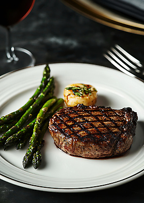 JPG 편집이미지 접시 포크 와인잔 스테이크 사람없음 레스토랑 와인 소고기 아스파라거스 관자 편집실사 AI포토 AI콘텐츠 식기 채소 술잔 주류 서양음식 육류 식당 CG 파일형식