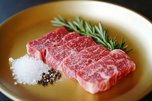 JPG 편집이미지 생고기 사람없음 소금 한우 로즈메리 놋그릇 통후추 특수부위 오마카세 편집실사 AI포토 AI콘텐츠 그릇 음식 육류 소고기 허브 CG 후추 부위 파일형식