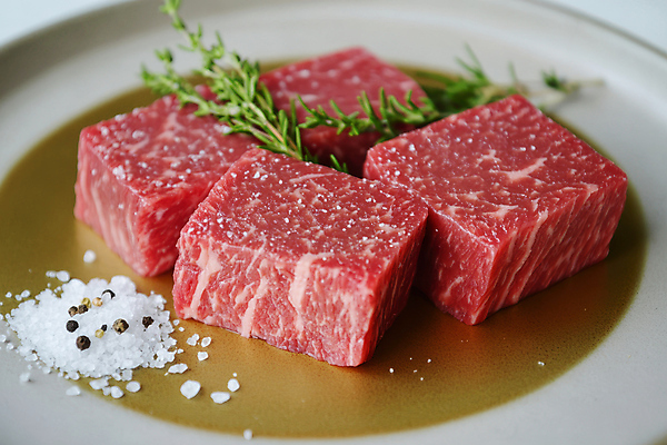 JPG 편집이미지 생고기 사람없음 소금 한우 로즈메리 놋그릇 통후추 특수부위 오마카세 편집실사 AI포토 AI콘텐츠 그릇 음식 육류 소고기 허브 CG 후추 부위 파일형식