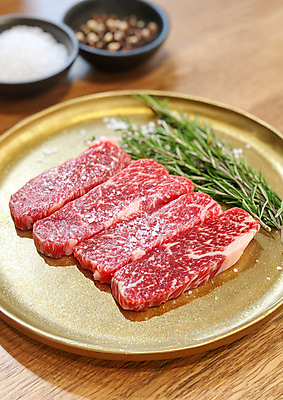 JPG 편집이미지 밥 생고기 사람없음 소금 한우 로즈메리 놋그릇 특수부위 오마카세 편집실사 AI포토 AI콘텐츠 그릇 음식 육류 소고기 허브 CG 부위 파일형식