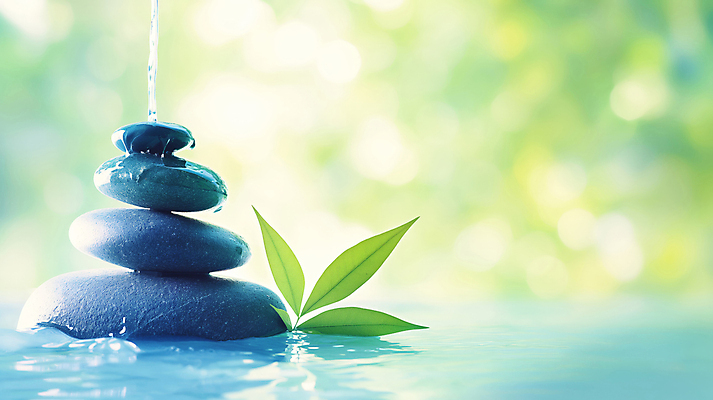 JPG 편집이미지 자연 나뭇잎 물줄기 사람없음 초록색 빛 평화 고요 조약돌 명상 보케 힐링 편집실사 젠 AI포토 AI콘텐츠 컬러 컨셉 잎 물 쌓기 돌_바위 CG 생태계 파일형식