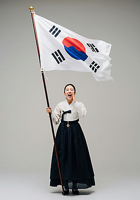 JPG 전신 편집이미지 여자 한명 들기 성인 손들기 외침 깃발 태극기 삼일절 깃대 기수 광복절 여자한복 투쟁 의료성형뷰티 성인여자한명만 편집실사 AI인물포토 AI콘텐츠 1 모션 사람 공휴일 소리 국기 한복 국경일 CG 여자한명만 성인여자만 파일형식 AI포토