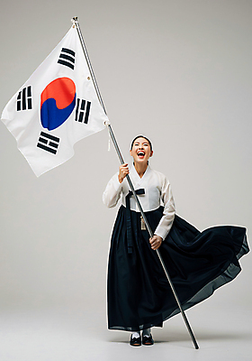 JPG 전신 편집이미지 여자 한명 들기 성인 외침 깃발 태극기 삼일절 깃대 기수 광복절 여자한복 투쟁 의료성형뷰티 성인여자한명만 편집실사 AI인물포토 AI콘텐츠 1 모션 사람 공휴일 소리 국기 한복 국경일 CG 여자한명만 성인여자만 파일형식 AI포토