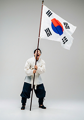 JPG 전신 편집이미지 남자 한명 들기 성인 외침 깃발 태극기 삼일절 깃대 기수 광복절 남자한복 투쟁 의료성형뷰티 성인남자한명만 편집실사 AI인물포토 AI콘텐츠 1 모션 사람 공휴일 소리 국기 한복 국경일 CG 남자한명만 성인남자만 파일형식 AI포토