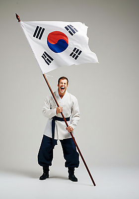 JPG 전신 편집이미지 남자 한명 들기 성인 외침 깃발 태극기 삼일절 깃대 기수 광복절 남자한복 투쟁 의료성형뷰티 성인남자한명만 편집실사 AI인물포토 AI콘텐츠 1 모션 사람 공휴일 소리 국기 한복 국경일 CG 남자한명만 성인남자만 파일형식 AI포토