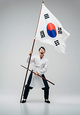 JPG 전신 편집이미지 남자 한명 들기 성인 외침 깃발 태극기 삼일절 깃대 봉 기수 광복절 남자한복 투쟁 의료성형뷰티 성인남자한명만 편집실사 AI인물포토 AI콘텐츠 1 모션 사람 공휴일 소리 국기 한복 국경일 CG 남자한명만 성인남자만 파일형식 AI포토