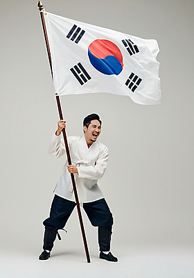 JPG 전신 편집이미지 남자 한명 들기 성인 외침 깃발 태극기 삼일절 깃대 기수 광복절 남자한복 투쟁 의료성형뷰티 성인남자한명만 편집실사 AI인물포토 AI콘텐츠 1 모션 사람 공휴일 소리 국기 한복 국경일 CG 남자한명만 성인남자만 파일형식 AI포토