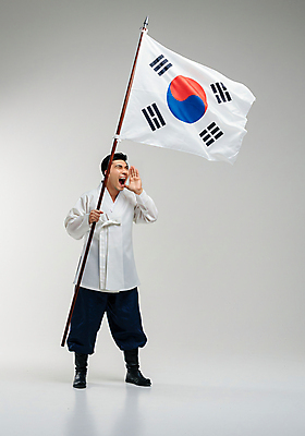 JPG 전신 편집이미지 남자 한명 들기 성인 손들기 외침 깃발 태극기 삼일절 깃대 기수 광복절 남자한복 투쟁 의료성형뷰티 성인남자한명만 편집실사 AI인물포토 AI콘텐츠 1 모션 사람 공휴일 소리 국기 한복 국경일 CG 남자한명만 성인남자만 파일형식 AI포토