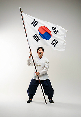 JPG 전신 편집이미지 남자 한명 들기 성인 외침 깃발 태극기 삼일절 깃대 기수 광복절 남자한복 투쟁 의료성형뷰티 성인남자한명만 편집실사 AI인물포토 AI콘텐츠 1 모션 사람 공휴일 소리 국기 한복 국경일 CG 남자한명만 성인남자만 파일형식 AI포토