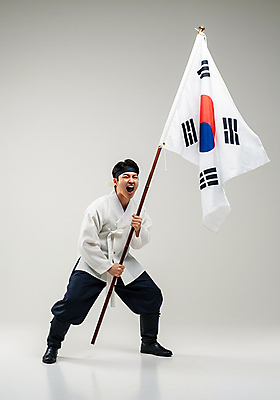 JPG 전신 편집이미지 남자 한명 들기 성인 외침 깃발 태극기 삼일절 깃대 기수 광복절 남자한복 투쟁 의료성형뷰티 성인남자한명만 편집실사 AI인물포토 AI콘텐츠 1 모션 사람 공휴일 소리 국기 한복 국경일 CG 남자한명만 성인남자만 파일형식 AI포토