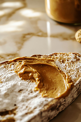 JPG 편집이미지 빵 식탁 사람없음 갈색 잼 바르기 대리석 땅콩버터 편집실사 AI포토 AI콘텐츠 음식 컬러 재료 모션 탁자 소스_음식 CG 파일형식 스프레드_음식