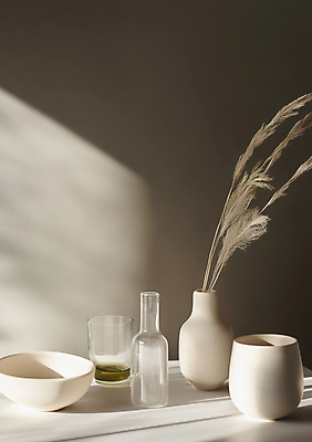 JPG 편집이미지 그릇 잎 유리병 잔 그림자 사람없음 햇빛 꽃병 도자기 오브젝트 베이지색 킨포크 편집실사 AI포토 AI콘텐츠 식물 식기 꽃 컬러 병_용기 태양 CG 파일형식