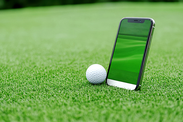 JPG 편집이미지 골프장 자연 필드 골프공 잔디 사람없음 초록색 스마트폰 운동 편집실사 AI포토 AI콘텐츠 식물 컬러 골프 공 스포츠시설 골프용품 건강 핸드폰 스마트기기 CG 생태계 파일형식