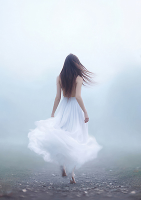 JPG 전신 모델 편집이미지 드레스 여자 한명 성인 야외 뷰티 걷기 안개 흐림 의료성형뷰티 성인여자한명만 편집실사 AI인물포토 AI콘텐츠 1 옷 모션 날씨 사람 CG 여자한명만 성인여자만 파일형식 AI포토