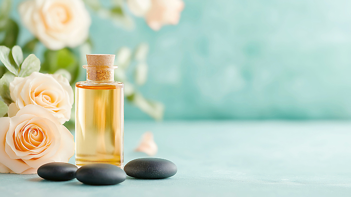 JPG 편집이미지 하늘색 잎 사람없음 장미 평화 돌_바위 힐링 아로마 오일병 아로마오일 편집실사 AI포토 AI콘텐츠 식물 꽃 컨셉 파란색 오일_화장품 CG 파일형식