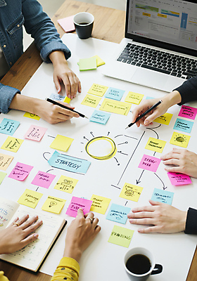 JPG 편집이미지 손 종이 커피 회사 회의 협력 여러명 신체부위 노트북 펜 공책 머그컵 기록 잡기 업무 포스트잇 나무탁자 의료성형뷰티 편집실사 AI인물포토 AI콘텐츠 음료 다수 비즈니스 모션 탁자 문구용품 사람 컵 전자제품 필기구 메모지 작업 CG 파일형식 AI포토