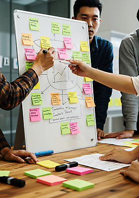 JPG 편집이미지 손 남자 회사 회의 협력 여러명 성인 신체부위 펜 잡기 업무 포스트잇 화이트보드 나무탁자 의료성형뷰티 성인남자만 편집실사 AI인물포토 AI콘텐츠 다수 비즈니스 모션 탁자 사람 필기구 메모지 작업 CG 남자만 성인만 파일형식 AI포토