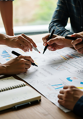 JPG 편집이미지 손 회사 창문 회의 협력 여러명 신체부위 펜 기록 잡기 업무 문서 스프링노트 나무탁자 의료성형뷰티 편집실사 AI인물포토 AI콘텐츠 다수 비즈니스 모션 탁자 사람 필기구 공책 작업 CG 파일형식 AI포토