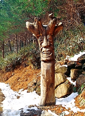 포토 JPG 주간 나무 한국전통 전통 종교 조각 종교용품 풍경 사람없음 야외 돌_바위 바위 눈 숲 무속 무속신앙용품 장승 민간신앙 미신 지리산 조각_조소 국내포토 자연요소 식물 날씨 산 한국 산청 조소 파일형식