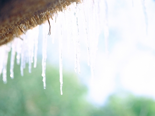 포토 JPG 주간 사계절 계절 고건축 설경 겨울 자연 지붕 한국 초가집 풍경 근접촬영 사람없음 야외 아웃포커스 얼음 고드름 처마끝 국내포토 자연요소 건축물 아시아 뷰포인트 한옥 촬영기법 생태계 파일형식