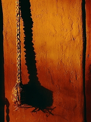 포토 JPG 주간 한국문화 한국전통 전통 밧줄 벽 생활용품 그림자 사람없음 야외 끈 오브젝트 새끼줄 국내포토 자연요소 동양문화 줄 한국 파일형식