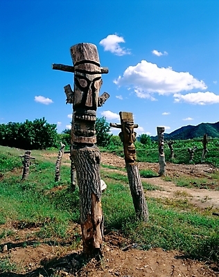 포토 JPG 주간 나무 구름 한국전통 종교 조각 종교용품 하늘 산 풍경 초원 사람없음 야외 초록색 풀 무속 무속신앙용품 장승 안동 조각_조소 국내포토 자연요소 식물 전통 컬러 한국 경상북도 조소 파일형식