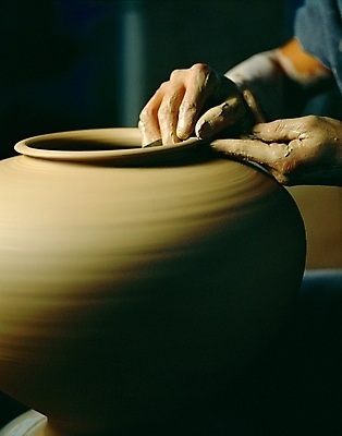 포토 JPG 주간 한국문화 한국전통 손 문화 예술 실내 미술 근접촬영 신체부위 도자기 도자기공예 공예 작품 장인 도예가 국내포토 자연요소 직업 동양문화 전통 뷰포인트 문화예술 한국 사람 취미 내부 파일형식