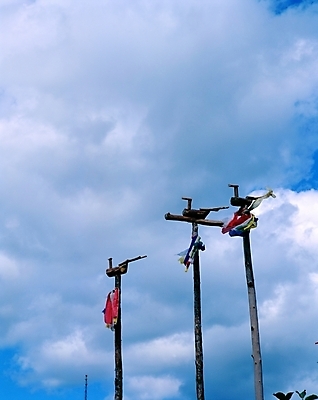 포토 JPG 주간 구름 한국전통 전통 종교 로우앵글 자연 하늘 풍경 사람없음 야외 솟대 민간신앙 미신 민속신앙 국내포토 자연요소 뷰포인트 한국 생태계 파일형식