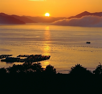 포토 JPG 주간 구름 바다 자연 하늘 산 풍경 사람없음 야외 강 태양 일출 노을 항구 일몰 숲 통영 국내포토 자연요소 교통시설 경상남도 생태계 파일형식