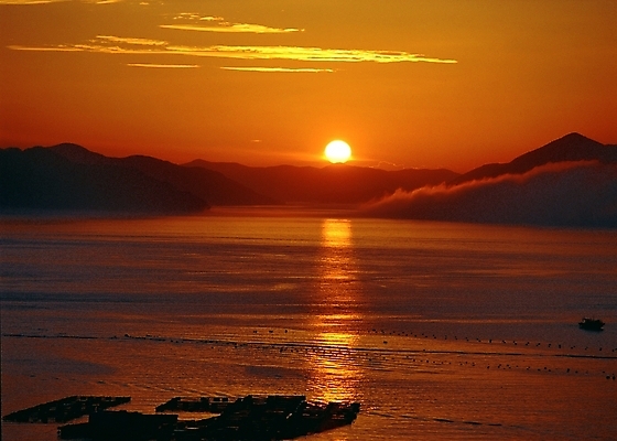 포토 JPG 주간 구름 바다 자연 하늘 산 풍경 사람없음 야외 태양 일출 노을 항구 일몰 통영 국내포토 자연요소 교통시설 경상남도 생태계 파일형식