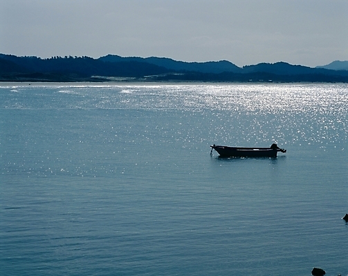 포토 JPG 주간 바다 교통 수상교통 자연 산 풍경 사람없음 야외 강 나룻배 태안 조각배 선박 국내포토 자연요소 교통수단 배_교통 충청남도 생태계 파일형식