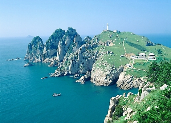 포토 JPG 주간 나무 건축물 현대건축 바다 섬 자연 등대 풍경 사람없음 야외 건물 초록색 절벽 통영 매둘도 선박 국내포토 자연요소 식물 건축 컬러 수상교통 경상남도 생태계 파일형식