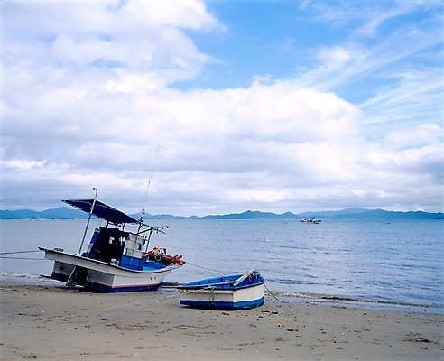 포토 JPG 주간 구름 산업 바다 섬 교통 수상교통 자연 하늘 어업 풍경 사람없음 야외 어선 나룻배 정박 어촌 두척 보성 선박 국내포토 자연요소 교통수단 2 배_교통 시골 전라남도 생태계 파일형식