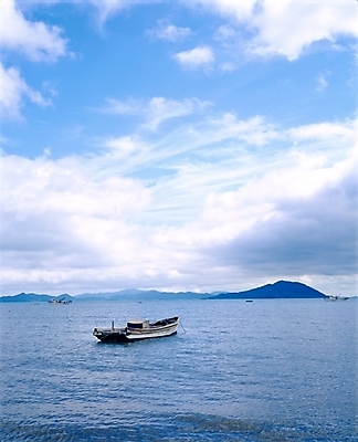 포토 JPG 주간 구름 산업 바다 섬 교통 수상교통 자연 하늘 어업 풍경 사람없음 야외 한척 어선 나룻배 보성 선박 국내포토 자연요소 1 교통수단 배_교통 전라남도 생태계 파일형식