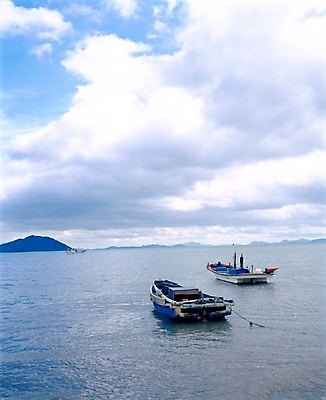 포토 JPG 주간 구름 산업 바다 섬 교통 수상교통 자연 하늘 어업 풍경 사람없음 야외 나룻배 두대 두척 보성 선박 국내포토 자연요소 교통수단 2 배_교통 전라남도 생태계 파일형식