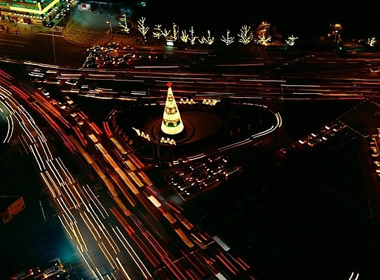 포토 JPG 도로 크리스마스 야경 자연 서울 빌딩 사람없음 야외 건물 빛 하이앵글 크리스마스트리 도시 장노출 항공촬영 벌브효과 시청앞 상업시설 국내포토 건축물 기념일 길 뷰포인트 교통시설 한국 촬영기법 야간 시설 생태계 상업 시청_관공서 파일형식 효과 풍경_경치