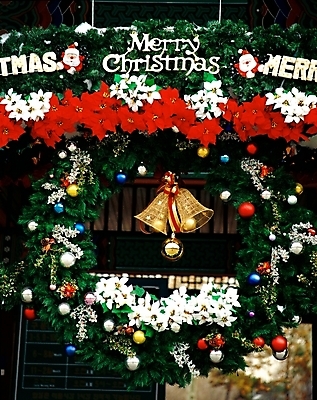 포토 JPG 주간 기념일 크리스마스장식 크리스마스 크리스마스용품 사람없음 야외 장식 빨간색 초록색 크리스마스트리 화환 종 방울 오브젝트 국내포토 자연요소 꽃 컬러 이벤트 용품 파일형식