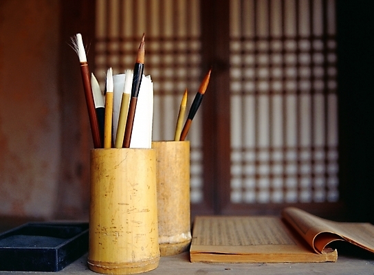 포토 JPG 주간 한국문화 한국전통 전통 서예 전통소품 한국 미술 근접촬영 사람없음 야외 책 미술도구 붓 오브젝트 연필꽂이 벼루 서예용품 문방사우 붓통 전통생활용품 국내포토 자연요소 동양문화 아시아 뷰포인트 문화예술 문구용품 전통용품 파일형식