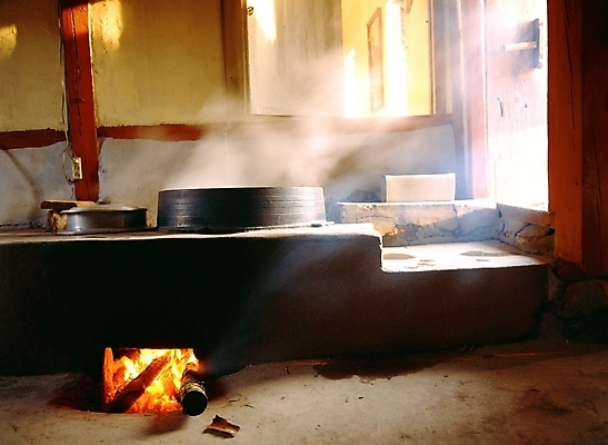 포토 JPG 주간 한국문화 한국전통 건축물 건축 생활용품 고건축 한국건축 불 한옥 주택 실내 사람없음 주방 연기 가마솥 솥 아궁이 부뚜막 국내포토 자연요소 동양문화 전통 주방용품 한국 내부 건물 오브젝트 파일형식