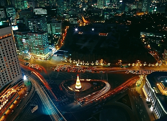 포토 JPG 주간 해외풍경 건축물 도로 크리스마스장식 크리스마스 야경 자연 크리스마스용품 빌딩 사람없음 야외 건물 빛 하이앵글 크리스마스트리 도시 오브젝트 장노출 항공촬영 벌브효과 시청앞 상업시설 국내포토 자연요소 해외 기념일 건축 길 뷰포인트 교통시설 촬영기법 풍경 야간 용품 시설 생태계 상업 시청_관공서 파일형식 효과 풍경_경치
