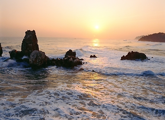 포토 JPG 주간 파도 바다 섬 자연 하늘 풍경 사람없음 야외 태양 일몰 강원도 추암 국내포토 자연요소 한국 노을 바위_돌 생태계 파일형식