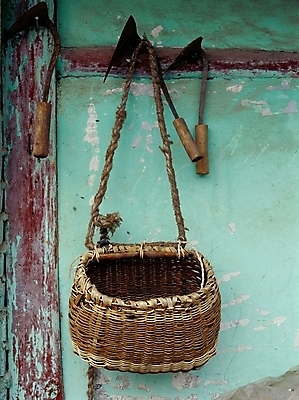 포토 JPG 주간 한국문화 한국전통 사람없음 야외 바구니 소쿠리 농촌 시골 오브젝트 전통생활용품 호미 국내포토 자연요소 동양문화 전통 한국 농기구 전통용품 파일형식