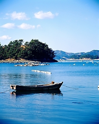 포토 JPG 주간 나무 식물 구름 바다 섬 교통 수상교통 자연 하늘 산 풍경 사람없음 야외 나룻배 경상남도 통영 국내포토 자연요소 교통수단 배_교통 경상도 생태계 파일형식