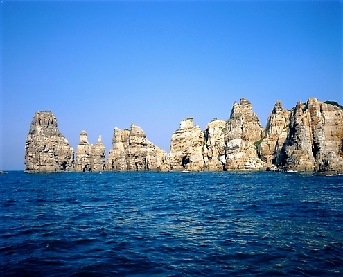 포토 JPG 주간 바다 섬 자연 하늘 풍경 사람없음 야외 절벽 바위섬 기암절벽 백령도 국내포토 자연요소 생태계 파일형식