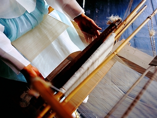 포토 JPG 주간 한국문화 한국전통 여자 생활용품 한국 사람 야외 하이앵글 직물 전통의상 한복 삼베 오브젝트 베 베틀 전통생활용품 여자만 국내포토 자연요소 동양문화 전통 아시아 뷰포인트 농기구 전통용품 파일형식 천_직물