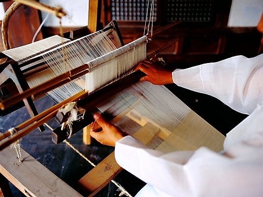 포토 JPG 주간 한국문화 한국전통 여자 생활용품 한국 사람 근접촬영 야외 직물 전통의상 한복 삼베 오브젝트 베 베틀 전통생활용품 여자만 국내포토 자연요소 동양문화 전통 아시아 뷰포인트 농기구 전통용품 파일형식 천_직물