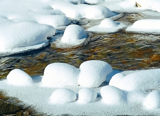 포토 JPG 주간 사계절 계절 겨울 자연 풍경 사람없음 야외 물 골짜기 계곡 돌_바위 눈 개울 오대산 국내포토 자연요소 날씨 산 강 생태계 평창 파일형식